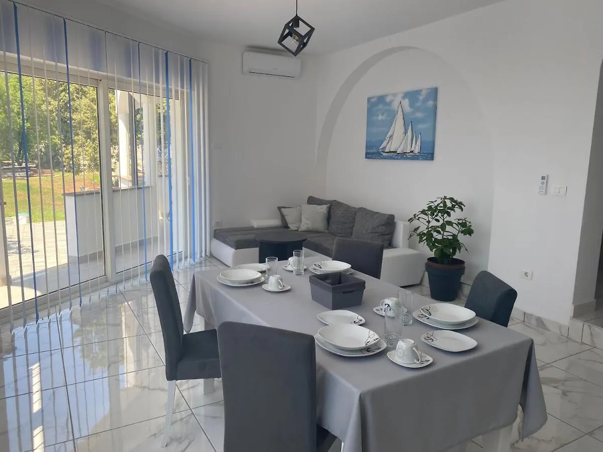 Villa Mara PUY 0*, 풀라